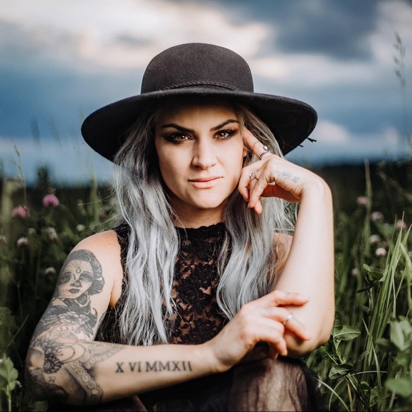 Meet your Posher, Kayla - Picture 4 of 5